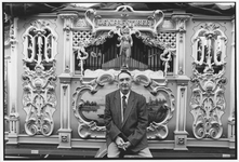 351504 Portret van de Utrechtse orgeldraaier Cees van Doorn ( Joppie ) voor het orgel De Negentiger dat speciaal voor ...